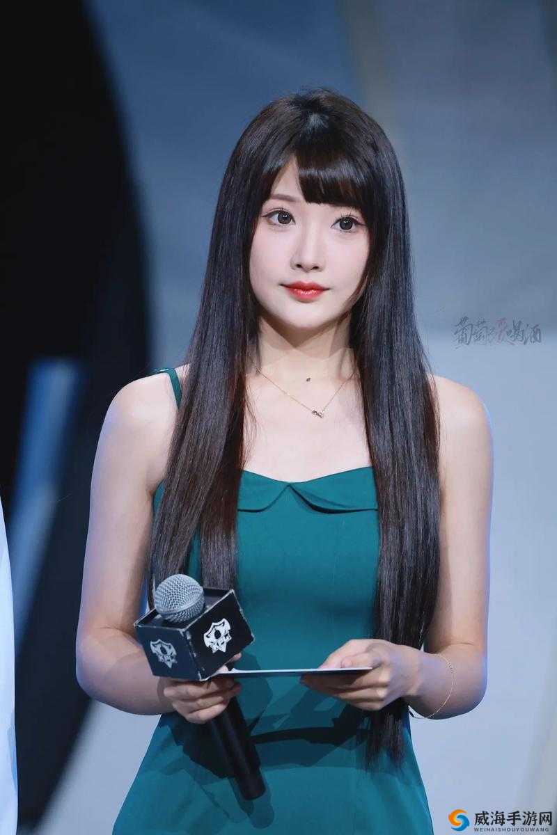 KPL 美女解说琪琪晒照：颜值与才华并存