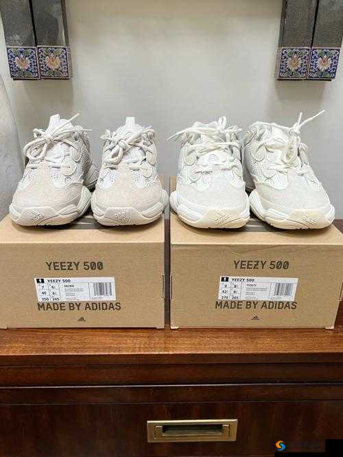 yeezy 蜜桃色和白色区别-两种颜色的 yeezy 鞋款详细对比分析