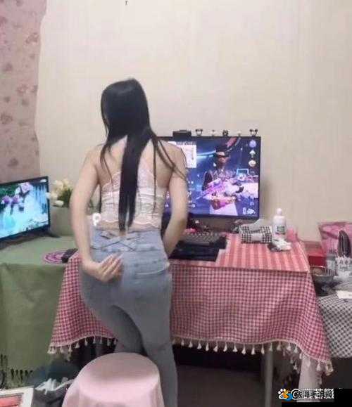 这位女性以卖弄风骚为乐，你对她有什么看法呢？