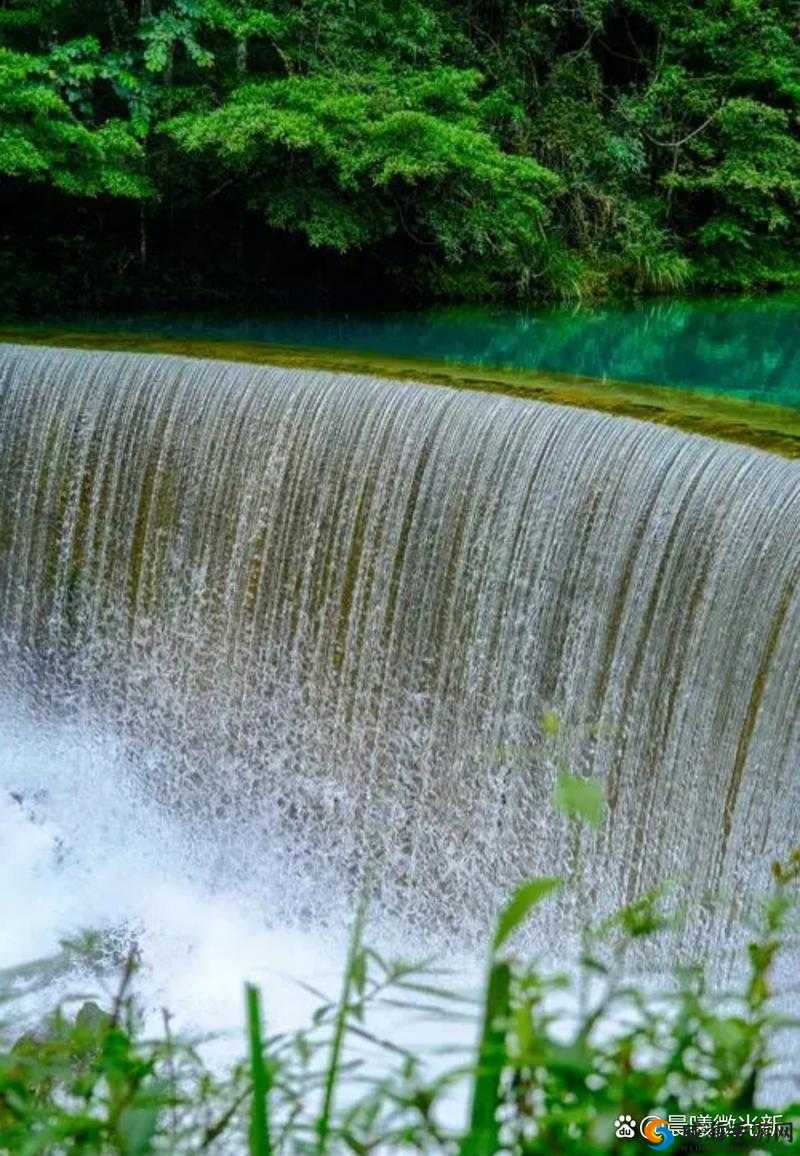 水帘白瀑如饥似渴:大自然的壮丽奇观