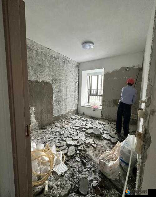 几个装修工人把我压在茶几：这到底是怎么回事