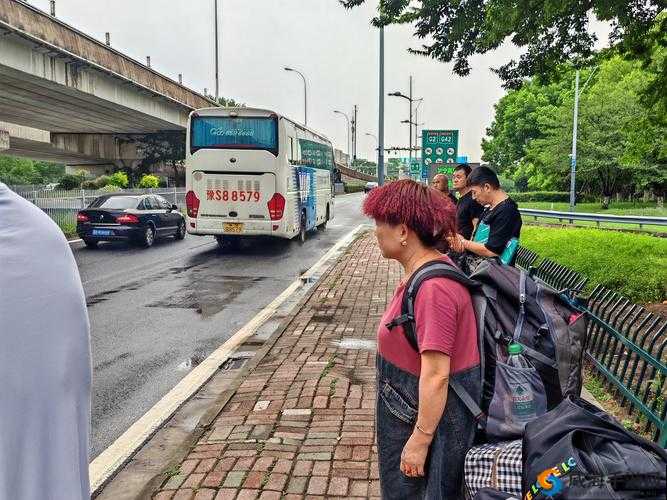 长途汽车的最后一排：他为何要了这个位置？