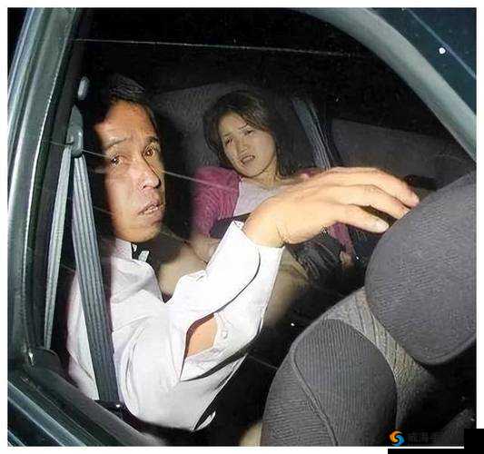 震惊公交车上陌生男女做出惊人之举:激情拥吻,缠绵一整路