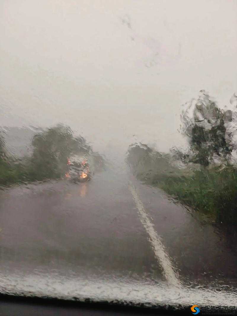 外回り中に突然の大雨一雨宿：暴雨中的意外停歇与后续行程