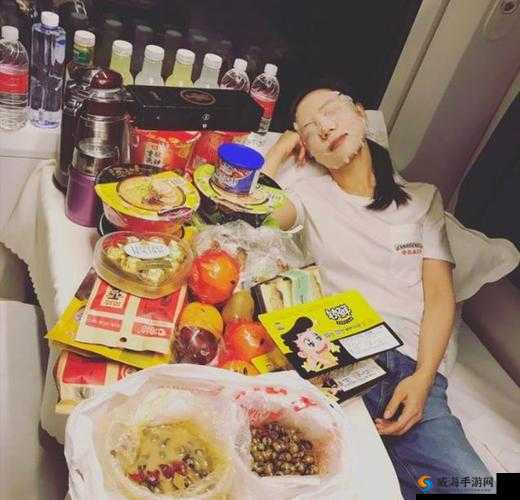 一个人在上边吃美食一个人在下面惬意敷面膜
