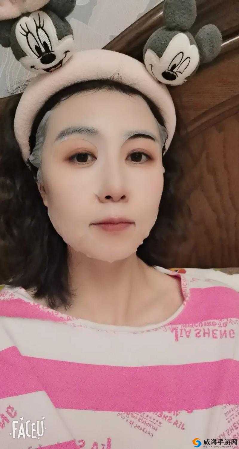 一个在上吃一个在下面敷面膜太惬意了：如此放松的美好时光