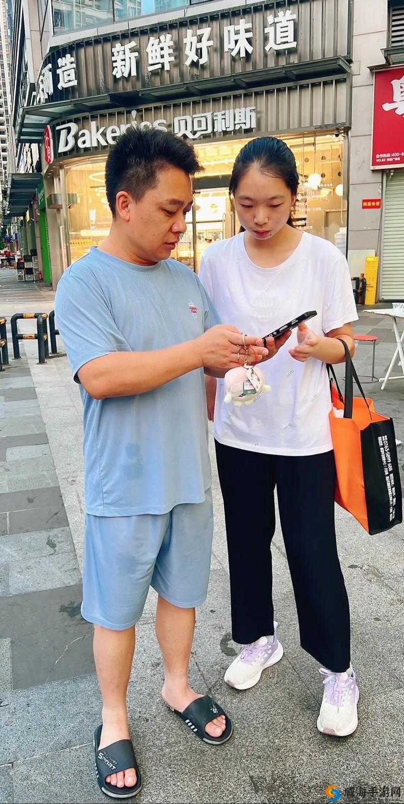 姑父缓慢有力挺送侄女：温馨家庭场景下的深情陪伴与关爱瞬间