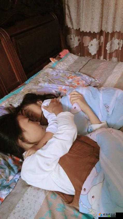 小孩半夜给姐姐吃困吧：暖心瞬间引发家庭温馨话题讨论