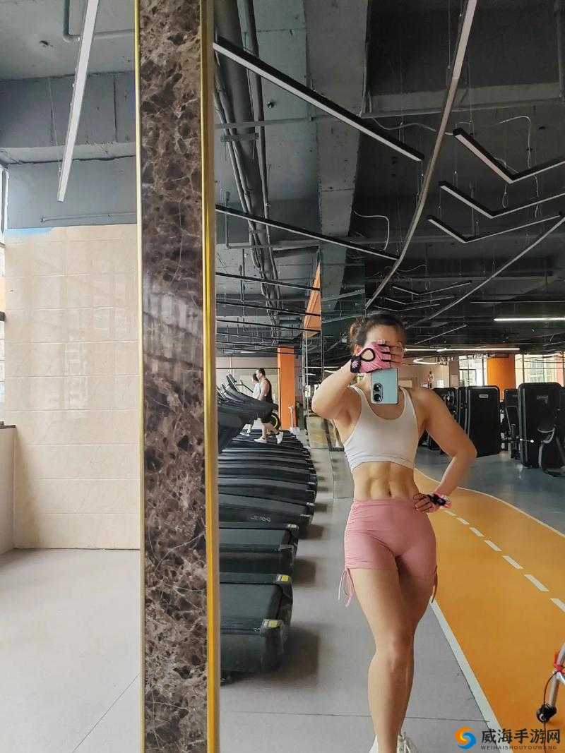 抖抈 pro 视频中的腹肌女神，你能 hold 住吗？