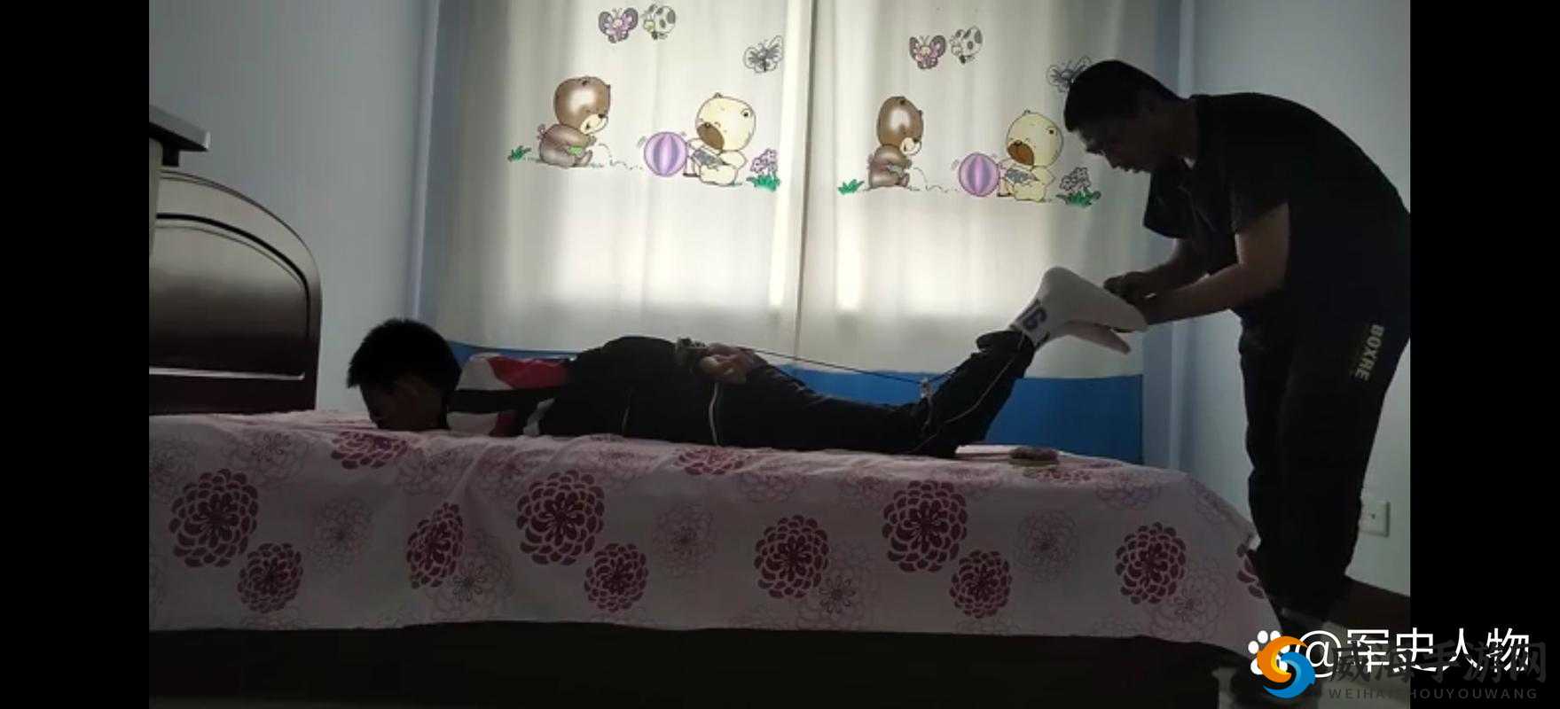男生被绑起来玩弄尿道口的真实体验分享：揭秘这一特殊行为背后的心理与生理反应