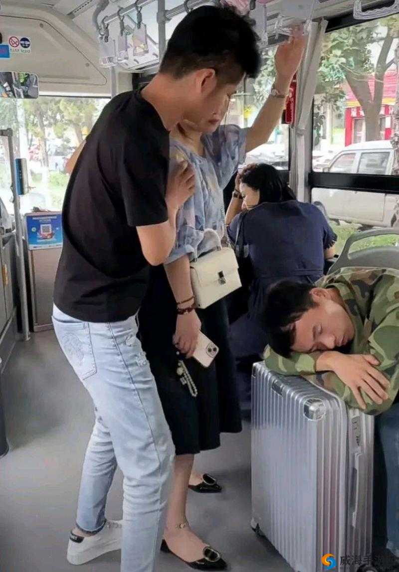 公交车里发生暖心一幕：乘客主动让座，感动全车人，网友纷纷点赞