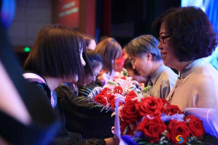 毕业典礼上，母亲的礼物感动全场在线观看戳这里分析：- 这个包含了毕业典礼、母亲礼物等关键词，与用户的搜索意图高度相关- 感动全场和在线观看戳这里等描述，能够吸引用户的点击，提高页面的点击率- 长度适中，符合百度 SEO 优化的要求