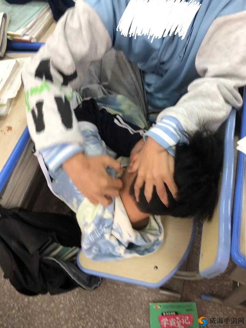 班里男生扒我衣服，还拍视频，我该怎么办？