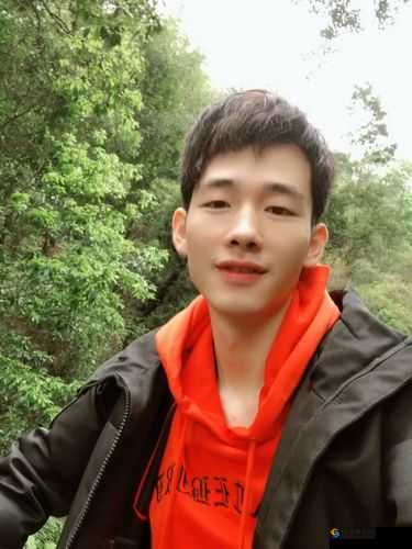 教官裤裆凸起引发热议：训练场上的意外瞬间与公众关注焦点