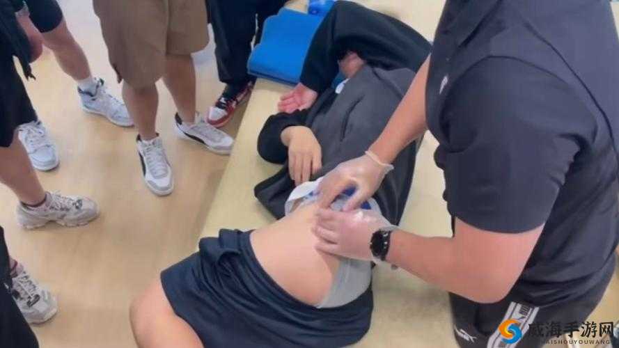 震惊男生为何会被扒裤子？背后原因究竟是什么？引发全网热议