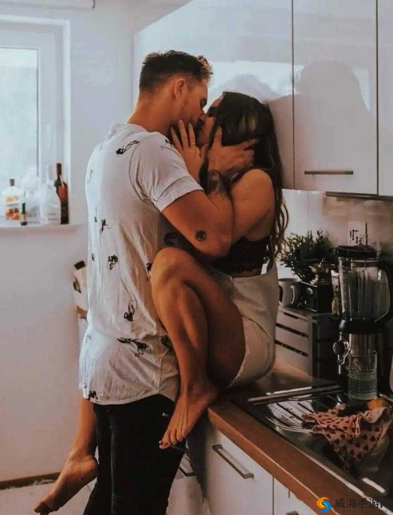 强吻一边摸下面一边亲的情感表达与行为分析：探讨亲密关系中的肢体语言与心理反应