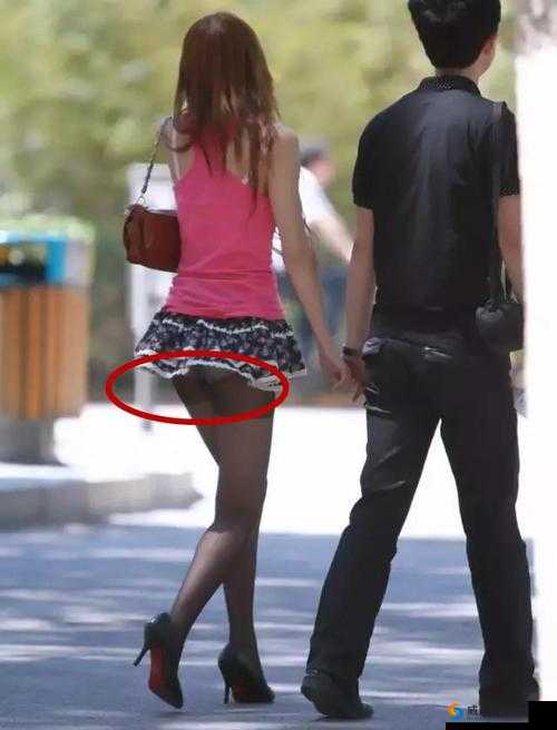 穿裙子蹲下来露出小内内：如何避免尴尬时刻的实用小技巧