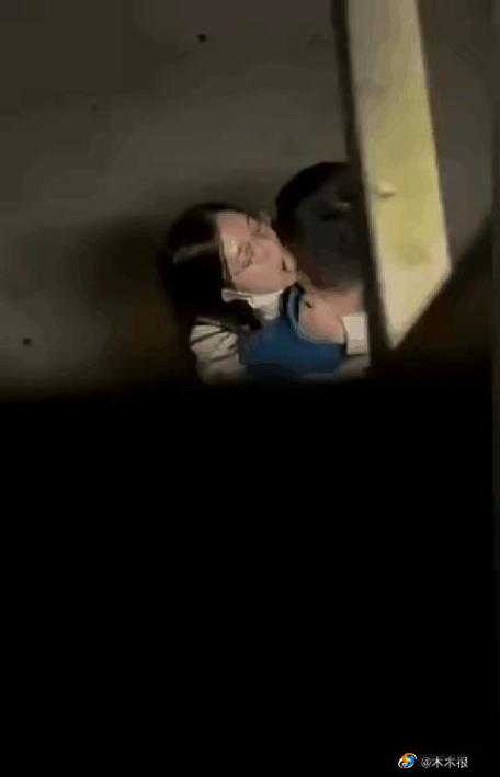 老师激情视频曝光：揭秘课堂背后的真实故事，网友热议不断