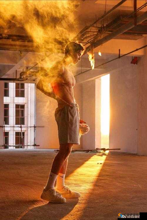 Adam champ 肌肉男星的性感写真，你想知道他的训练秘籍吗？