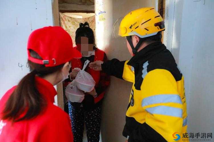 外卖员在严寒中坚持送餐，暖心服务感动无数顾客，网友纷纷点赞支持