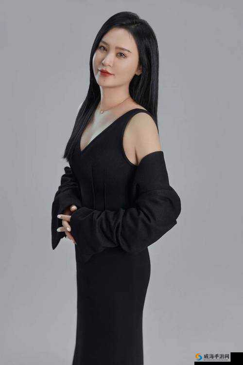 严雨霏、张婉莹、罗智莹最新写真曝光，青春洋溢的瞬间捕捉，展现不同风格的魅力与风采