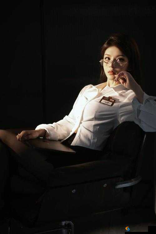 不穿胸罩的任性女同事竟是传说中的职场女王？独家揭秘她的惊人秘密！