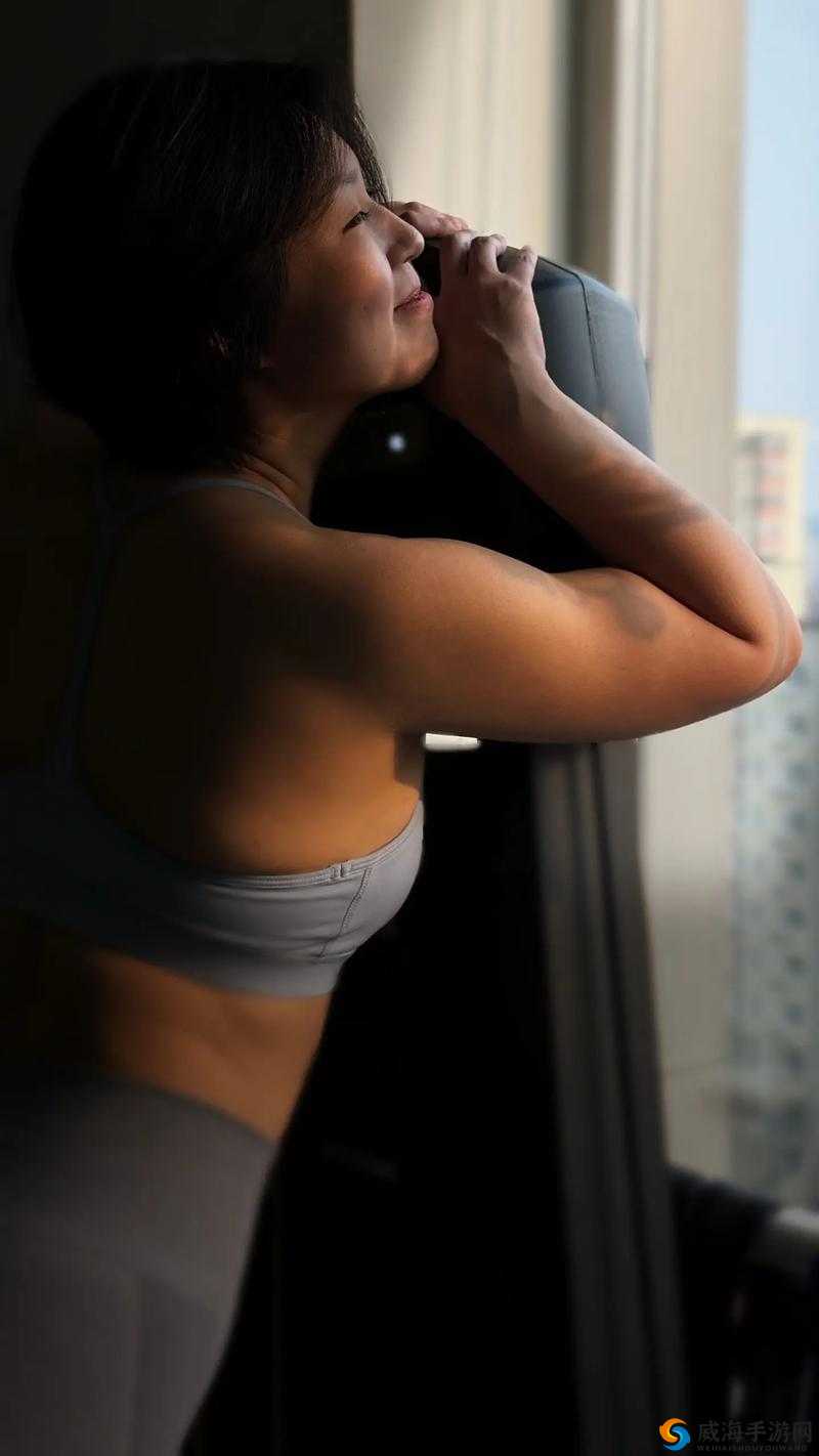 办公室跪趴高撅肥臀美女图片爆火背后：那些藏着的秘密与欲望暗流