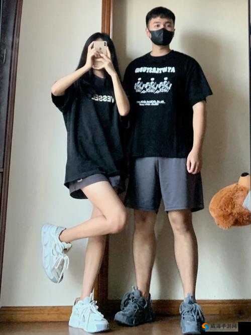 情侣晚上穿什么运动服：探讨适合夜晚运动的情侣装选择