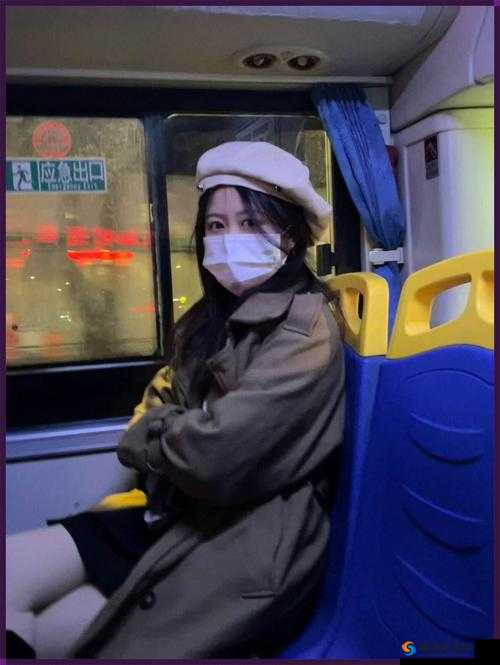 公交车上抓着摇曳的手环，你是否感受到了别样的风情？